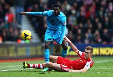 Adebayor bị đả kích là… nỗi ô nhục - 1 Adebayor bị Carragher đả kích dữ dội