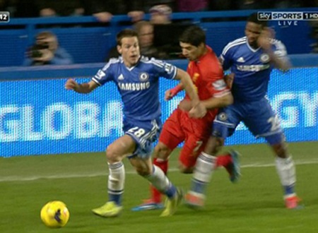 Suarez đã ăn vạ?