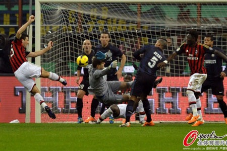 Palacio giật gót đẳng cấp, Inter vượt qua AC Milan - 2 Đây là trận đấu đầy kịch tính…
