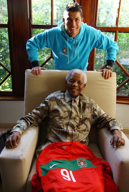 Nelson Mandela qua đời: Thế giới bóng đá mất đi “người hùng” - 3 Rất nhiều danh thủ hàng đầu làng túc cầu yêu mến, kính trọng ông