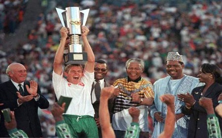 Nelson Mandela qua đời: Thế giới bóng đá mất đi “người hùng” - 1 Nelson Mandela trong ngày trao chức vô địch CAN 1996 cho Nam Phi