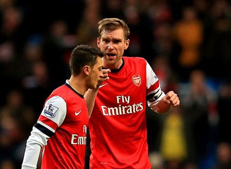 Mertesacker mắng té tát Mesut Ozil ngay trên sân cỏ - 1 Mertesacker không hài lòng với các xử sự của Ozil