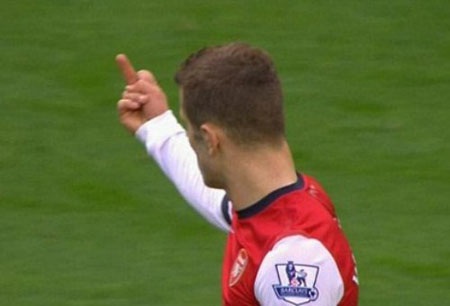 Giơ “ngón tay thối”, Wilshere bị treo giò 2 trận - 1 Wilshere đã nhận sự trừng phạt vì hành vi nông nổi của mình