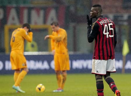 Balotelli giúp HLV Seedorf ra mắt hoàn hảo tại AC Milan - 2 Balotelli là người ghi bàn duy nhất ở cuộc chiến này