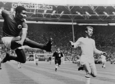 Eusebio qua đời: Tạm biệt ông, người dẫn đường bất tử! - 2 Ông được nhiều người đánh giá là tiền đạo toàn diện nhất lịch sử