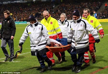 Falcao đã phải rời sân trên cáng