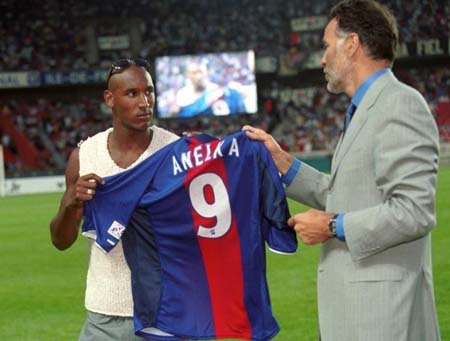 Những vụ mua lại “gà nhà” đắt nhất lịch sử