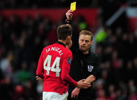 Dù mới ra sân 14 trận nhưng Januzaj đã 3 lần bị phạt vì ăn vạ