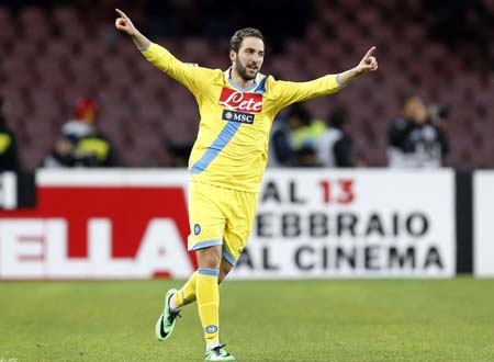 Higuain lập cú đúp, HLV Seedorf nếm trái đắng đầu tiên ở Serie A - 2 Higuain là người hùng của Napoli với cú đúp