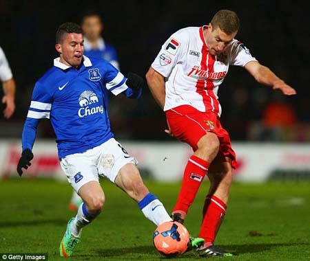 Va chạm kinh hoàng khiến “sao” Everton gãy chân - 1 Pha va chạm dẫn tới chấn thương của Oviedo