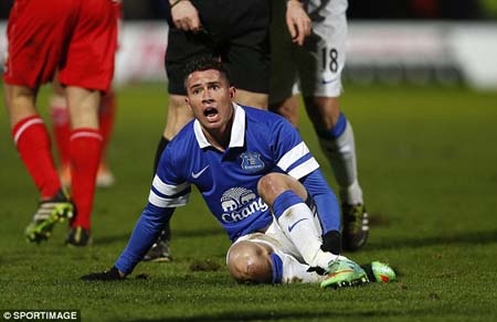 Va chạm kinh hoàng khiến “sao” Everton gãy chân - 2 Pha va chạm dẫn tới chấn thương của Oviedo