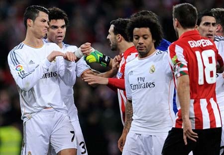 C.Ronaldo lĩnh án treo giò 3 trận - 1 C.Ronaldo phải nhận án treo giò 3 trận vì hành vi gây gổ trong trận đấu với Bilbao