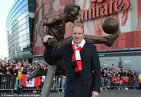 Bergkamp nghẹn ngào khi được dựng tượng ở Emirates
