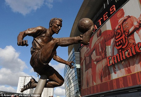 Bergkamp nghẹn ngào khi được dựng tượng ở Emirates