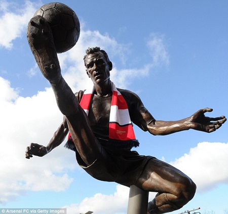 Bergkamp nghẹn ngào khi được dựng tượng ở Emirates