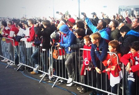 Hàng ngàn CĐV đã có mặt trước cửa sân Emirates trong ngày ra mắt tượng Bergkamp