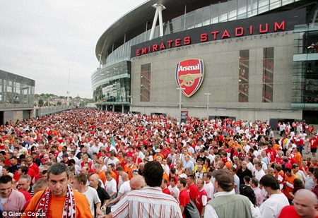 Hàng ngàn CĐV đã có mặt trước cửa sân Emirates trong ngày ra mắt tượng Bergkamp