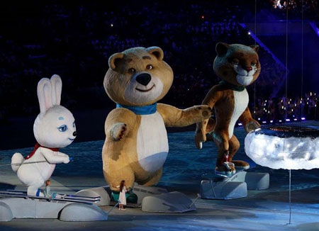 Ba linh vật đại diện cho kỳ Olympic Sochi (gấu, thỏ, báo) tiến vào sân khấu cùng với những em bé