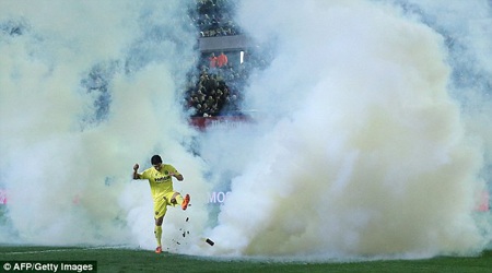 “Bom khói” tấn công, trận đấu ở La Liga buộc phải tạm dừng - 1 Bom khói dày đặc trong trận đấu giữa Villarreal và Celta Vigo