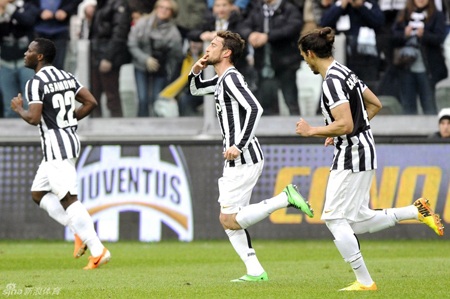 Hủy diệt Chievo, Juventus “đóng đinh” vào ngôi đầu - 2 Họ tiếp tục duy trì vị trí dẫn đầu Serie A với khoảng cách 12 điểm với AS Roma