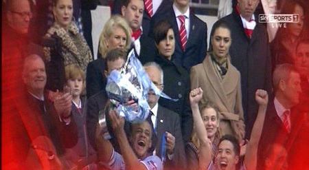 Kompany đánh rơi cúp vô địch của Man City - 1 Kompany đã đánh rơi đế cúp vô địch Capital One Cup