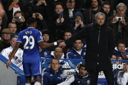 Mượn “ông lão” Eto’o, Mourinho chê bai hàng công Chelsea - 1 Mourinho không hài lòng về hàng công Chelsea