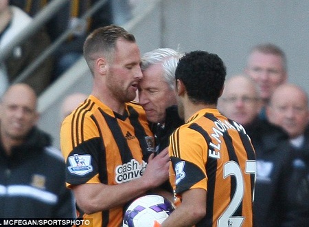 Học Zidane, HLV Newcastle thiết đầu công vào đối thủ - 1 HLV Alan Pardew bị trừng phạt nghiêm khắc sau pha húc đầu vào đối thủ