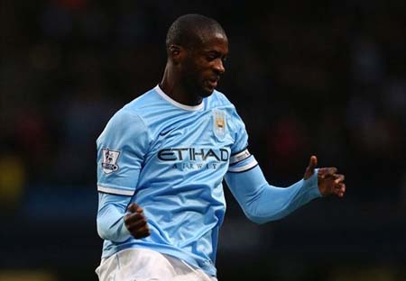Đánh nguội đối thủ, Yaya Toure vẫn không bị trừng phạt - 1 Yaya Toure không bị trừng phạt dù chơi xấu với Ricky van Wolfswinkel
