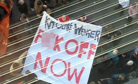 Tấm biểu ngữ tục tĩu của CĐV Arsenal, phản đối HLV Wenger