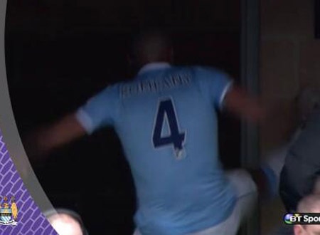 Kompany không giữ được bình tĩnh sau khi bị đuổi khỏi sân