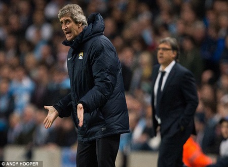 Pellegrini lĩnh án treo giò, Man City gặp khó trước Barcelona - 1 Pellegrini bị cấm chỉ đạo ở trận lượt về với Barcelona