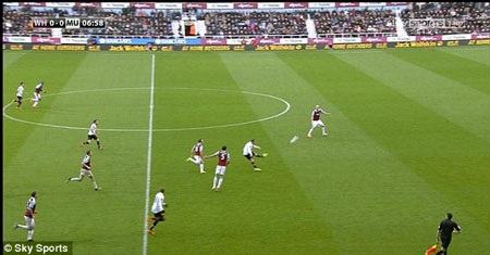 Rooney đã thực hiện siêu phẩm không tưởng từ giữa sân