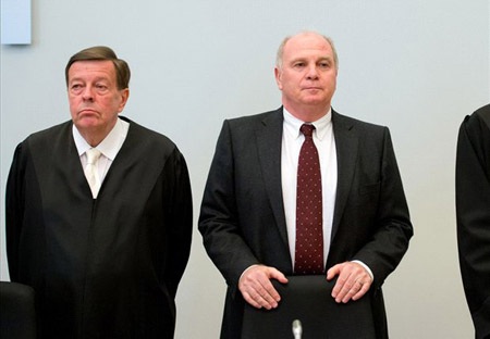 Chủ tịch Bayern Munich lĩnh án tù 3,5 năm vì trốn thuế - 1 Chủ tịch Uli Hoeness chính thức bị kết án 3,5 năm tù