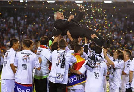 Ancelotti: “Thiếu vắng C.Ronaldo là động lực của Real” - 1 Ancelotti
hân hoan ăn mừng chức vô địch đầu tiên cùng Real