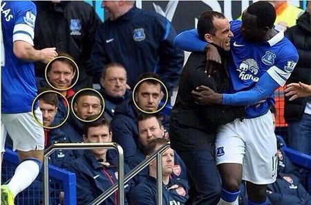 Các cầu thủ
Arsenal cười tươi sau khi bị Lukaku chọc thủng lưới