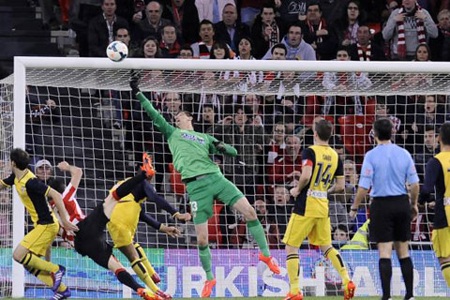 Đội hình tiêu biểu lượt đi tứ kết Champions League - 1 Courtois đã
có trận đấu xuất sắc trước Barcelona