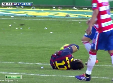 Nhìn lại pha đóng kịch “thảm họa” của Neymar - 1 Neymar ăn vạ trơ trẽn trước Granada