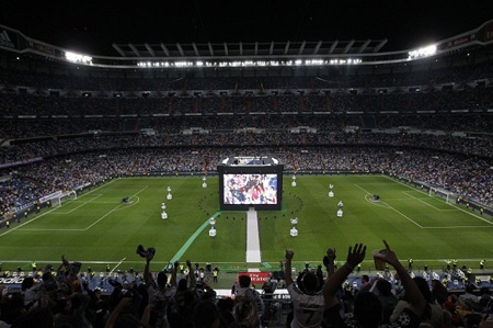 Rực rỡ sắc màu trong đêm mừng công của Real ở Bernabeu - 1 Rất nhiều CĐV có mặt trên khán đài Bernabeu chào đón những người hùng Real