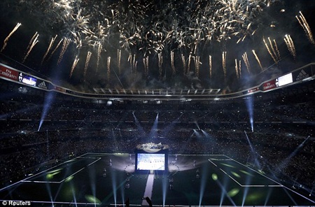 Rực rỡ sắc màu trong đêm mừng công của Real ở Bernabeu - 5 Buổi tiệc bắt đầu, sân Bernabeu rực cháy trong bữa tiệc ánh sáng, pháo hoa