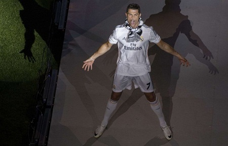 Rực rỡ sắc màu trong đêm mừng công của Real ở Bernabeu - 8 Những người hùng Real Madrid lần lượt bước ra sân khấu