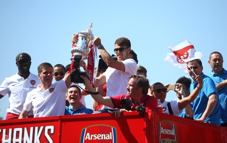 Arsenal diễu hành hoàng tráng mừng chức vô địch FA Cup - 2 Đoàn diễn hành của Arsenal ăn mừng chức vô địch