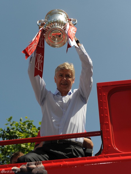 Arsenal diễu hành hoàng tráng mừng chức vô địch FA Cup - 3 HLV Wenger giương cao chức vô địch FA Cup
