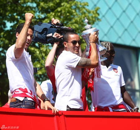 Arsenal diễu hành hoàng tráng mừng chức vô địch FA Cup - 4 Những cầu thủ Arsenal cũng tự sướng cùng chức vô địch sau 9 năm chờ đợi