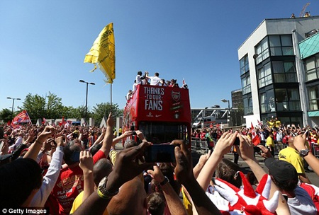 Arsenal diễu hành hoàng tráng mừng chức vô địch FA Cup - 6 Hàng vạn CĐV đã ra đường ăn mừng chức vô địch của Arsenal