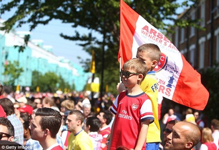 Arsenal diễu hành hoàng tráng mừng chức vô địch FA Cup - 7 Hàng vạn CĐV đã ra đường ăn mừng chức vô địch của Arsenal