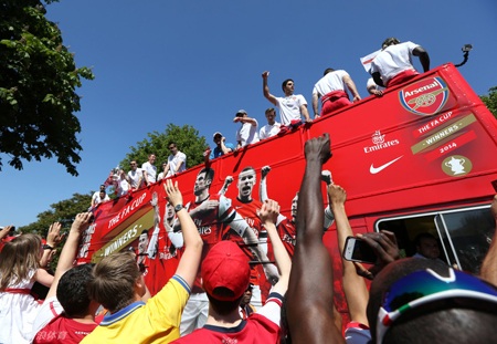 Arsenal diễu hành hoàng tráng mừng chức vô địch FA Cup - 8 Hàng vạn CĐV đã ra đường ăn mừng chức vô địch của Arsenal