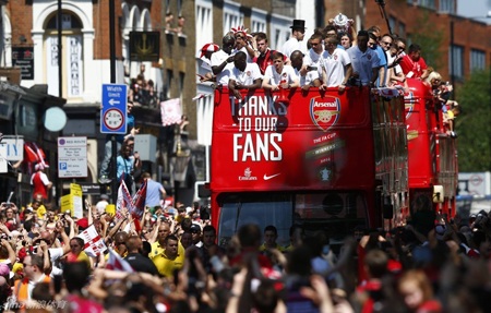 Arsenal diễu hành hoàng tráng mừng chức vô địch FA Cup - 9 Hàng vạn CĐV đã ra đường ăn mừng chức vô địch của Arsenal