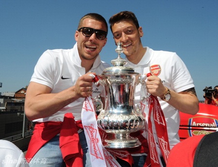 Arsenal diễu hành hoàng tráng mừng chức vô địch FA Cup - 5 Những cầu thủ Arsenal cũng tự sướng cùng chức vô địch sau 9 năm chờ đợi