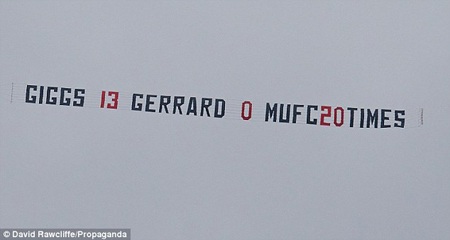 Cổ động viên MU lại “xát muối vào lòng” Gerrard - 1 Những CĐV MU tiếp tục
xoáy sâu vào nỗi đau của Gerrard