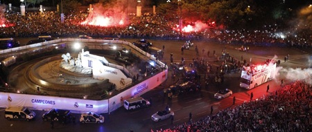 Thành Madrid “rực cháy” chào đón những người hùng - 1 Hàng vạn CĐV Real Madrid đã có mặt ở quảng trường Cibeles mừng chức vô địch Real